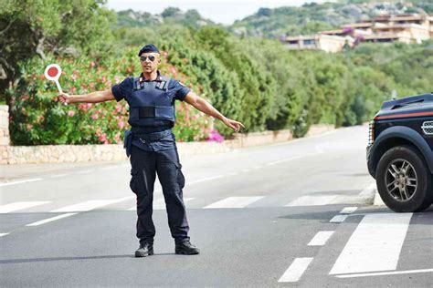 Posto di blocco: cosa chiedono e cosa succede se non ti fermi